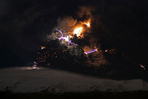6105 1 مشهد يجمع البرق والبركان - ظاهرة عجيبة ستشاهدها لاول مرة فادي علي